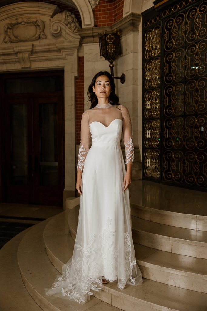 Zoom haut robe de mariée Mona Maite Bailleul bijou oreille Masterpiece 2025