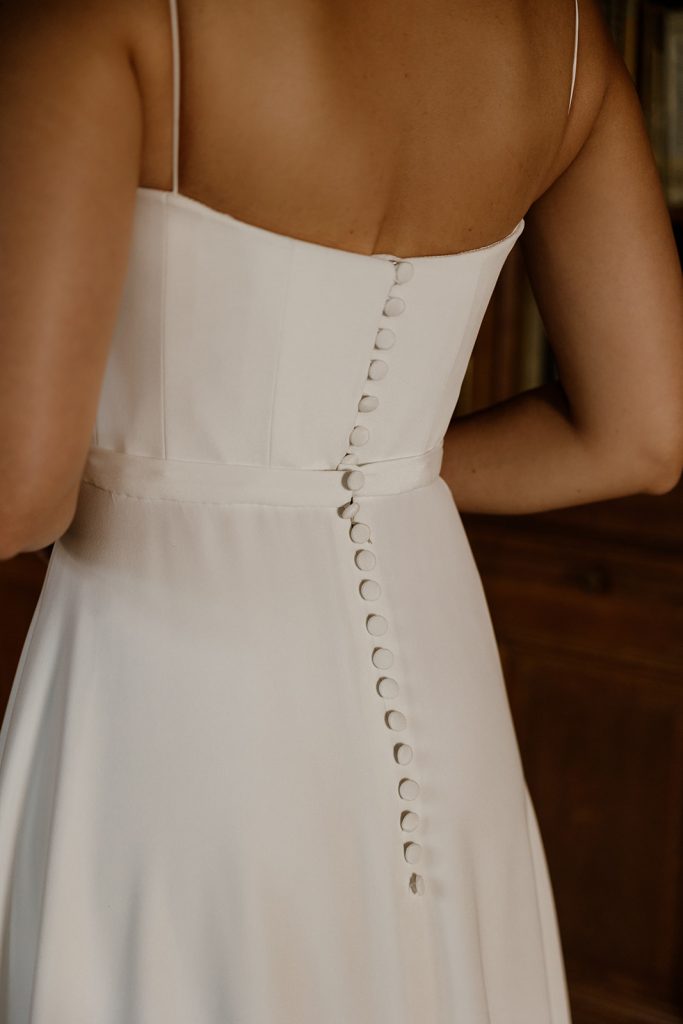 Détail dos robe de mariée Milo Maite Bailleul Masterpiece 2025 boutons délicats