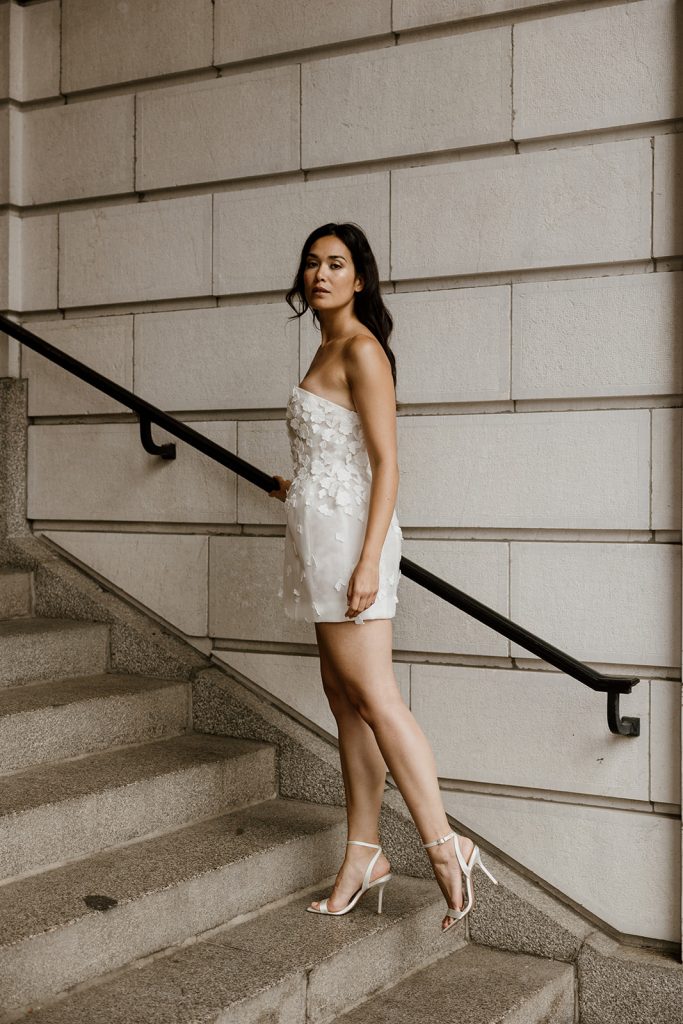 Robe de mariée courte Lily Maite Bailleul Masterpiece 2025 mariage civil vue de côté détails floraux