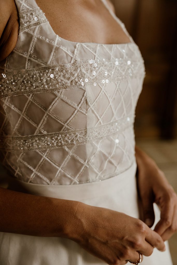 Détail bustier robe de mariée Babylone Maite Bailleul 2025 broderie géométrique sequins