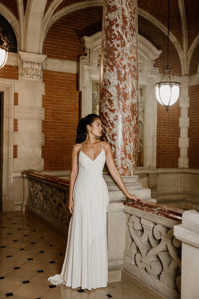 Robe de mariée Kheops Maite Bailleul 2025 coupe asymétrique crêpe de soie bretelles fines