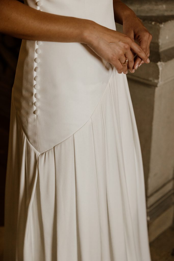 Détail robe de mariée Kheops Maite Bailleul 2025 boutons couture crêpe de soie fluide