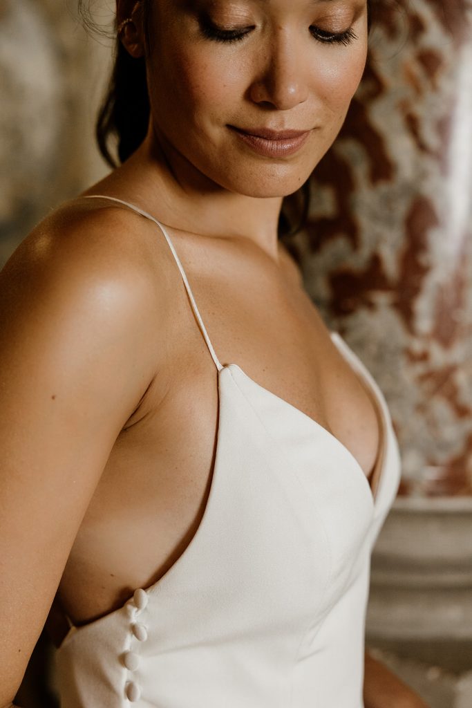 Détail robe de mariée Kheops Maite Bailleul 2025 bretelles fines bouton couture crêpe de soie
