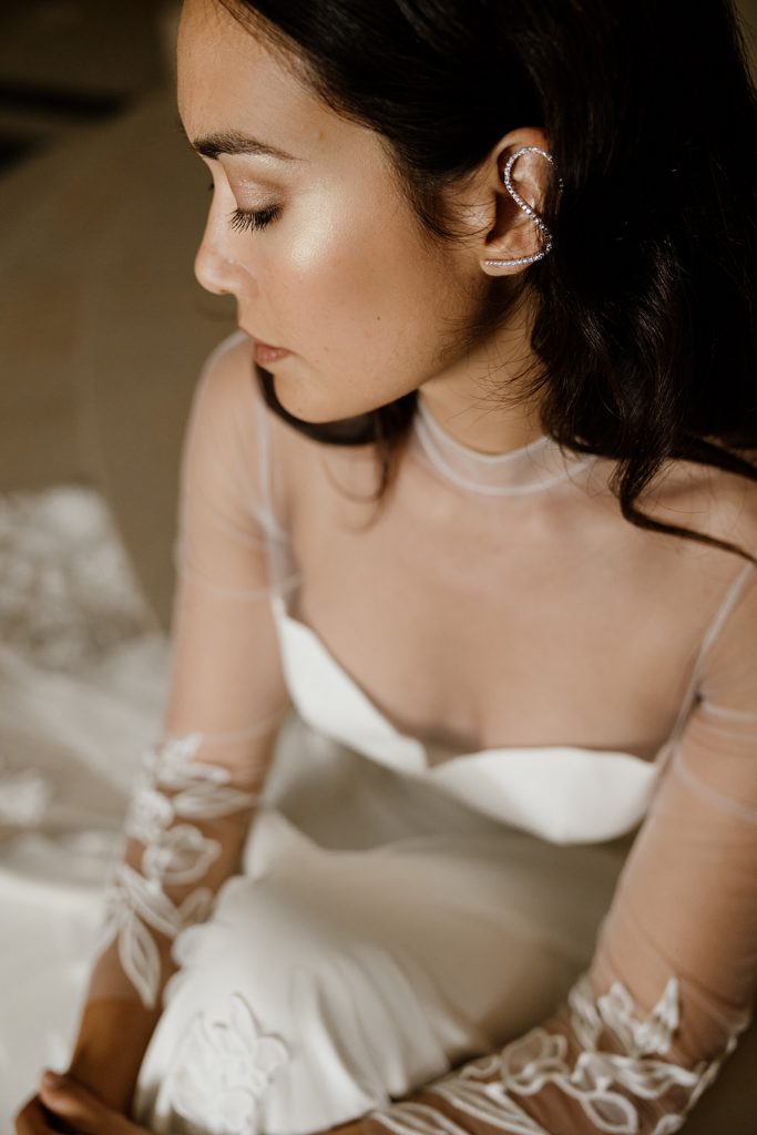 Zoom haut robe de mariée Mona Maite Bailleul bijou oreille Masterpiece 2025