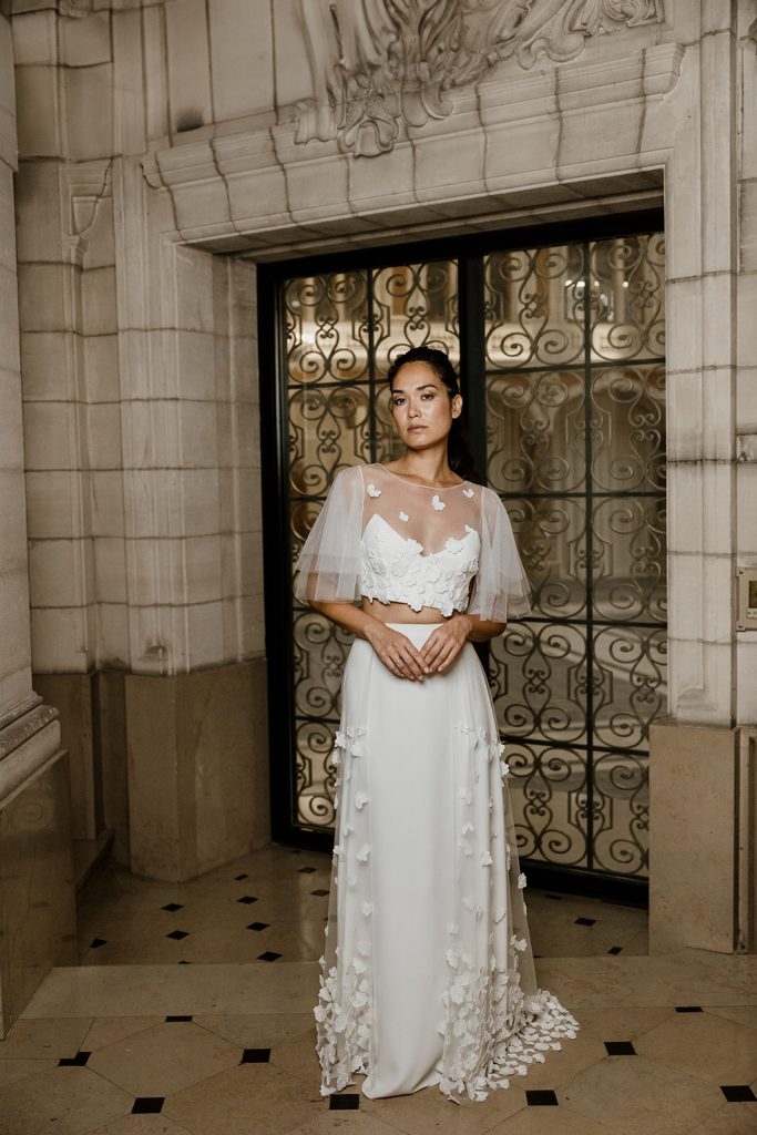 Robe de mariée de face Petra Maite Bailleul 2025 surblouse organza appliqués fleurs manches amples