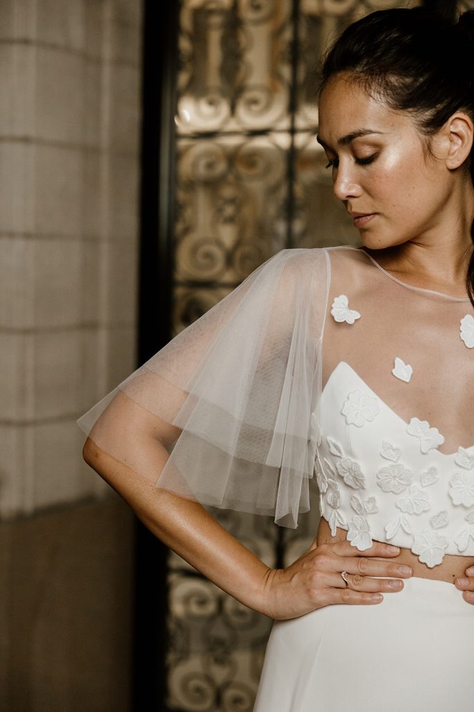 Manche organza et bustier appliqués fleurs robe de mariée Petra Maite Bailleul 2025