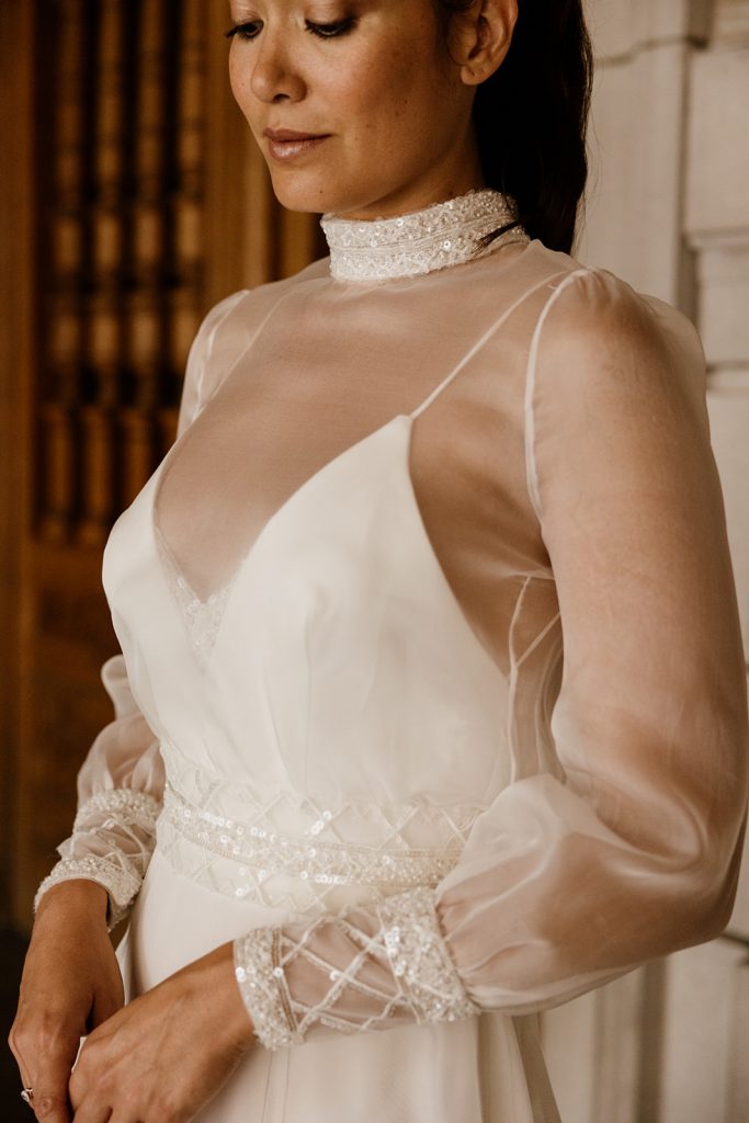 Robe de mariée manches longues organza col montant taille brodée Maite Bailleul 2025