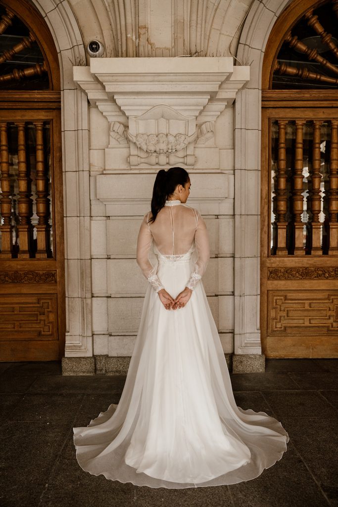 obe de mariée manches longues tulle transparent traîne longue Maite Bailleul 2025