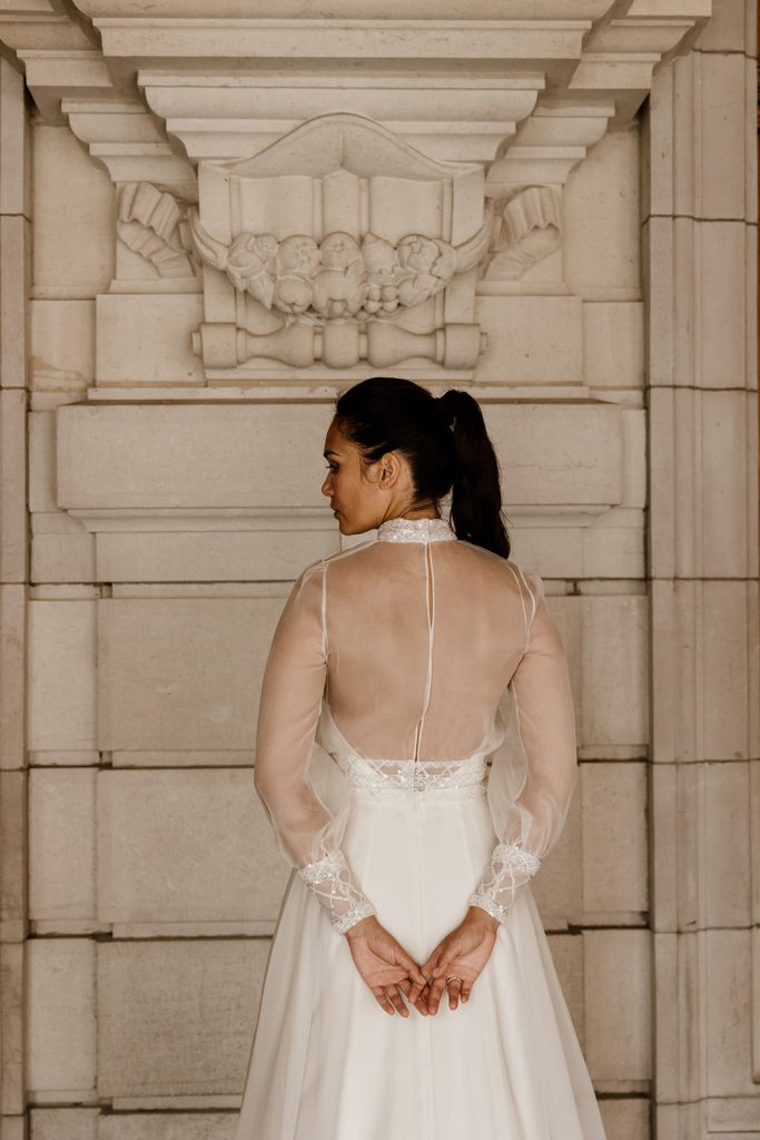Robe de mariée manches longues en tulle transparent dos nu Maite Bailleul 2025
