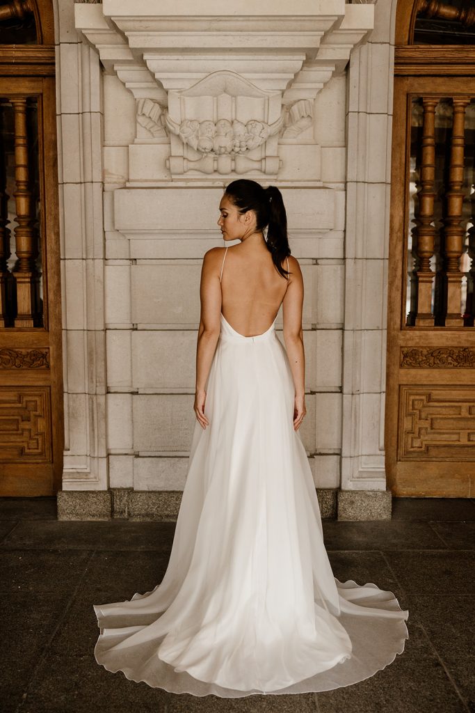 Robe de mariée dos nu avec longue traîne modèle Olympia Maite Bailleul collection 2025
