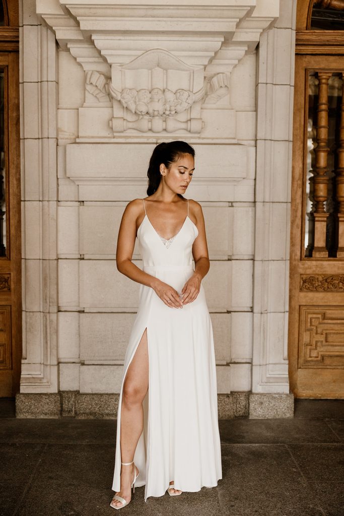 Robe de mariée longue fendue avec décolleté en V dentelle, modèle Olympia Maite Bailleul 2025