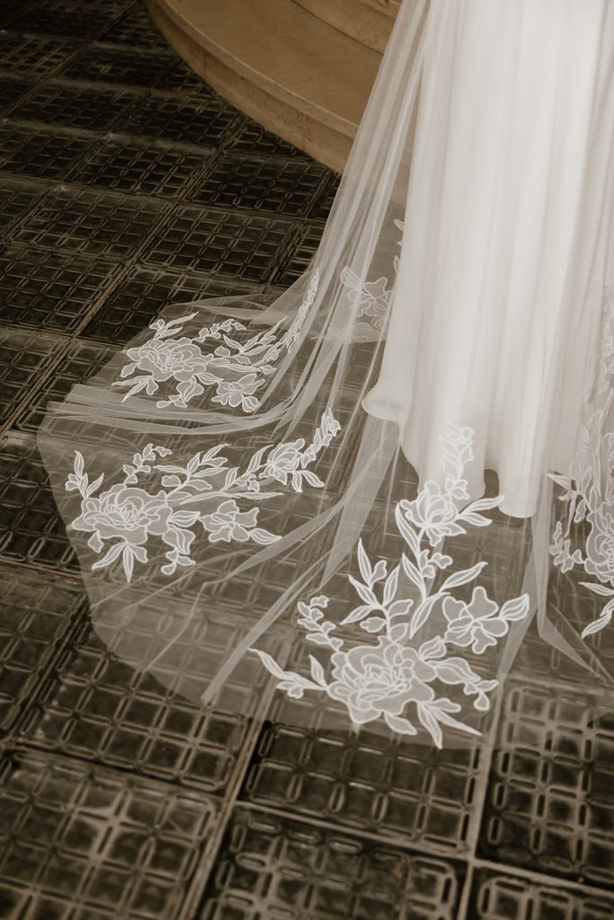 Détail dentelle brodée robe de mariée Mona Maite Bailleul Masterpiece 2025