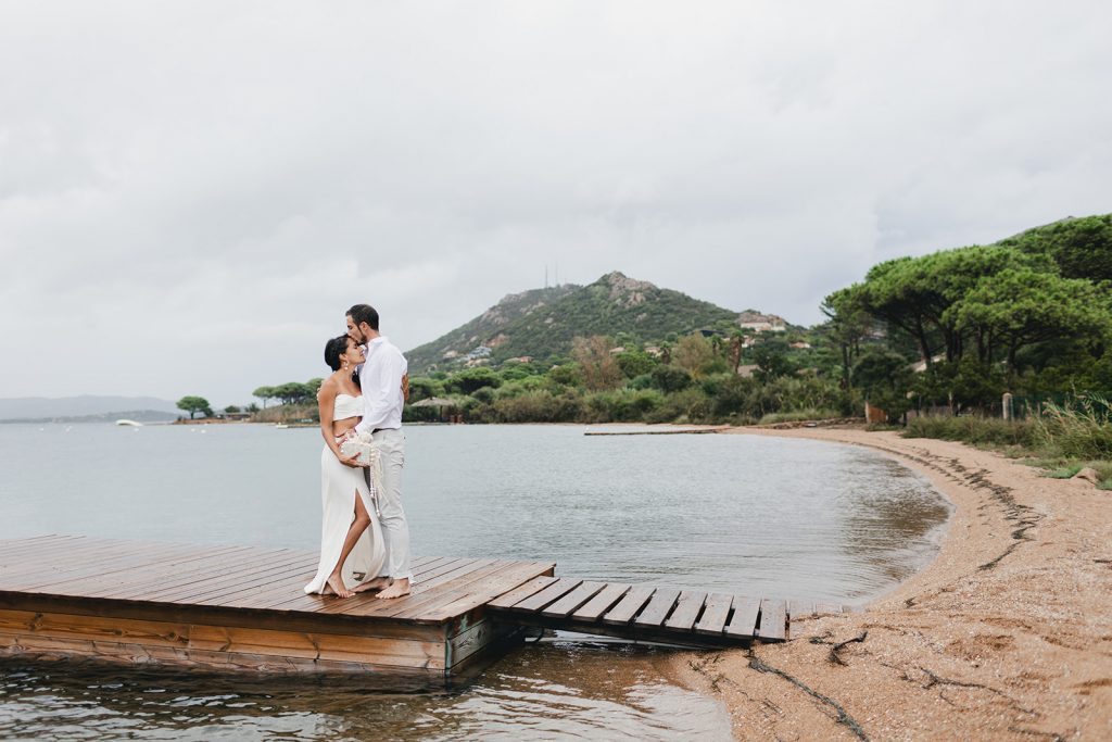 Création sur-mesure Maïté Bailleul – robe de mariée Rita et Norma, mariage élégant en Corse – vue de profil