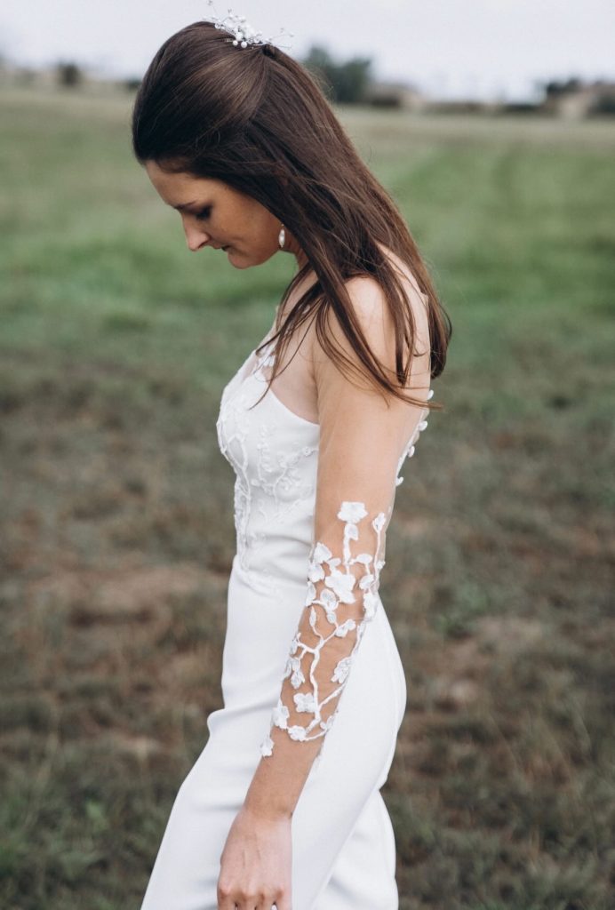 Création sur-mesure Maïté Bailleul – robe de mariée Flore, mariage civil en Belgique – vue de profil