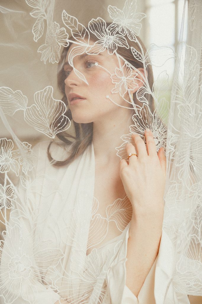 Création sur-mesure Maïté Bailleul – robe de mariée Léa, mariage élégant à Paris – vue de face