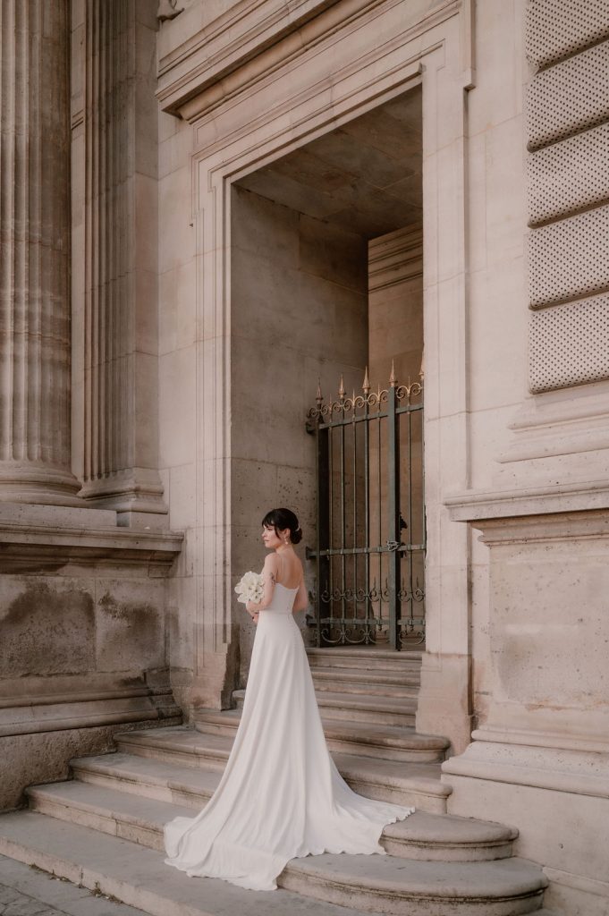 Création sur-mesure Maïté Bailleul – robe de mariée Milo, mariage élégant à Paris – vue de dos
