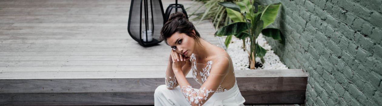 combinaison de mariée avec haut brodé en tulle appliqué de fleurs en transparence. Modele Holly de la collection Botanique