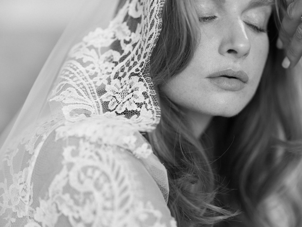 Maité Bailleul créatrice de robes de mariée sur-mesure : voile de mariée en dentelle de Calais et visage de la campagne en noir et blanc
