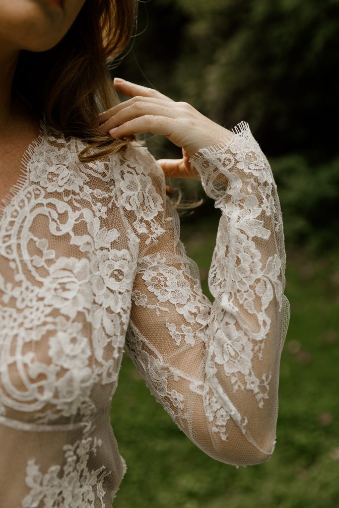 detail des manches longues de la robe alma en dentelle de calais
