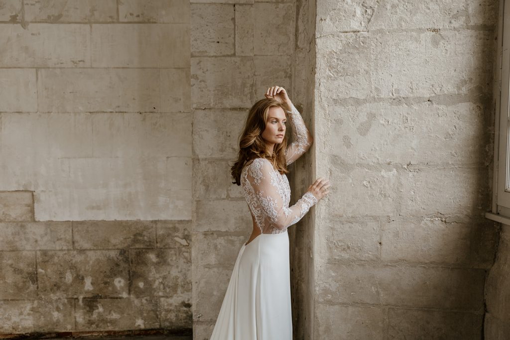 profil de la robe de mariée Alma en dentelle de calais manches longues et dos nu