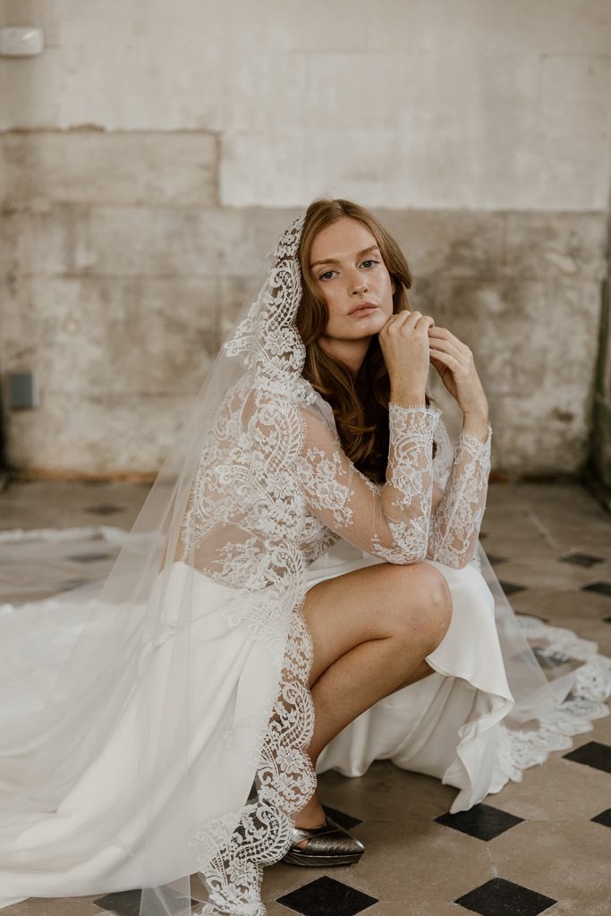 robe de mariée Alma en dentelle de calais et crepe de soie et son voile