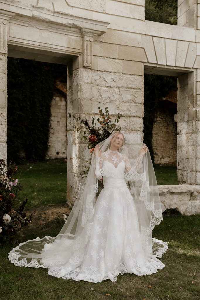 Robe de mariée Eleanor et son top col montant et son voile en dentelle de calais
