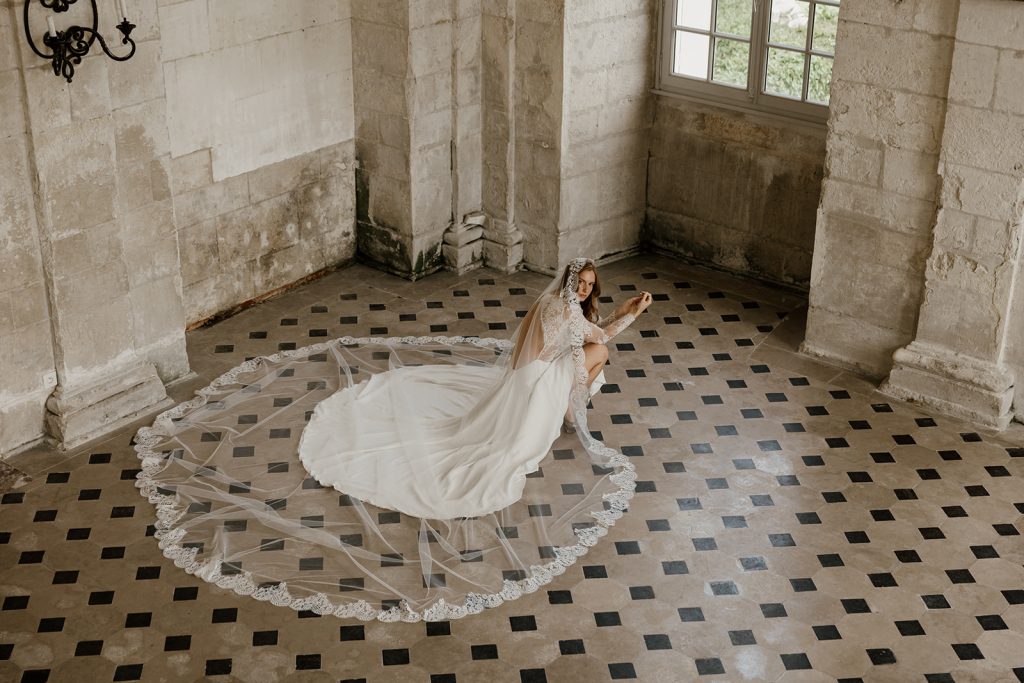vue de haut de la robe de mariée Alma et son voile en dentelle de calais