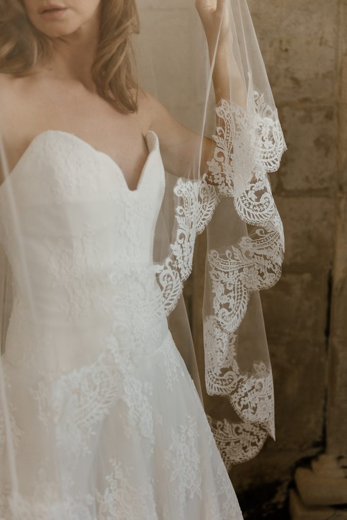 robe de mariée Eleanor et son voile brume en dentelle de Calais