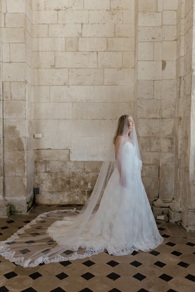 Robe de mariée Eleanor en dentelle de calais volume princesse de la collection aurora par Maite Bailleul