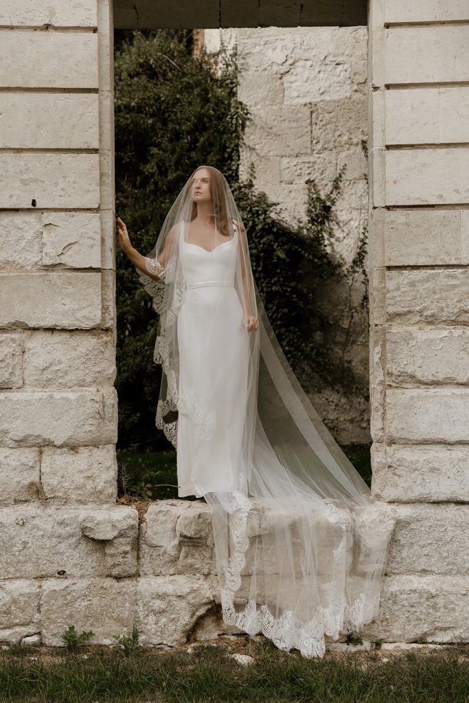 robe de mariée minimaliste Cordelia avec sont voile en dentelle de Calais - collection Aurora par Maité Bailleul