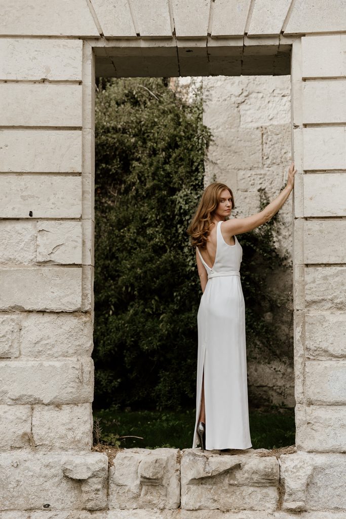dos de la robe de mariée minimaliste élégante coupe droite décolleté v profond a larges bretelles modele Cordelia de la collection aurora par Maité Bailleul