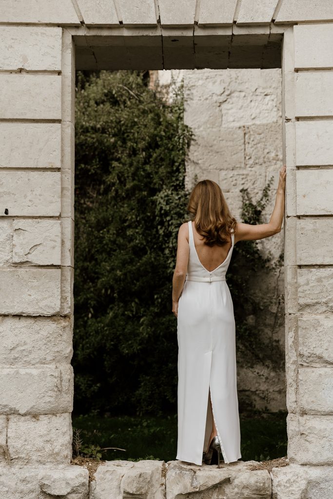 dos de la robe de mariée minimaliste élégante coupe droite décolleté v profond a larges bretelles modele Cordelia de la collection aurora par Maité Bailleul