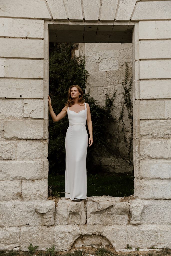 robe de mariée minimaliste élégante coupe droite décolleté coeur a large bretelles modele Cordelia de la collection aurora par Maité Bailleul vue de face