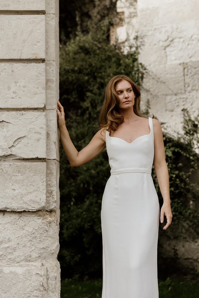 detail de la robe de mariée minimaliste élégante coupe droite décolleté coeur a large bretelles modele Cordelia de la collection aurora par Maité Bailleul