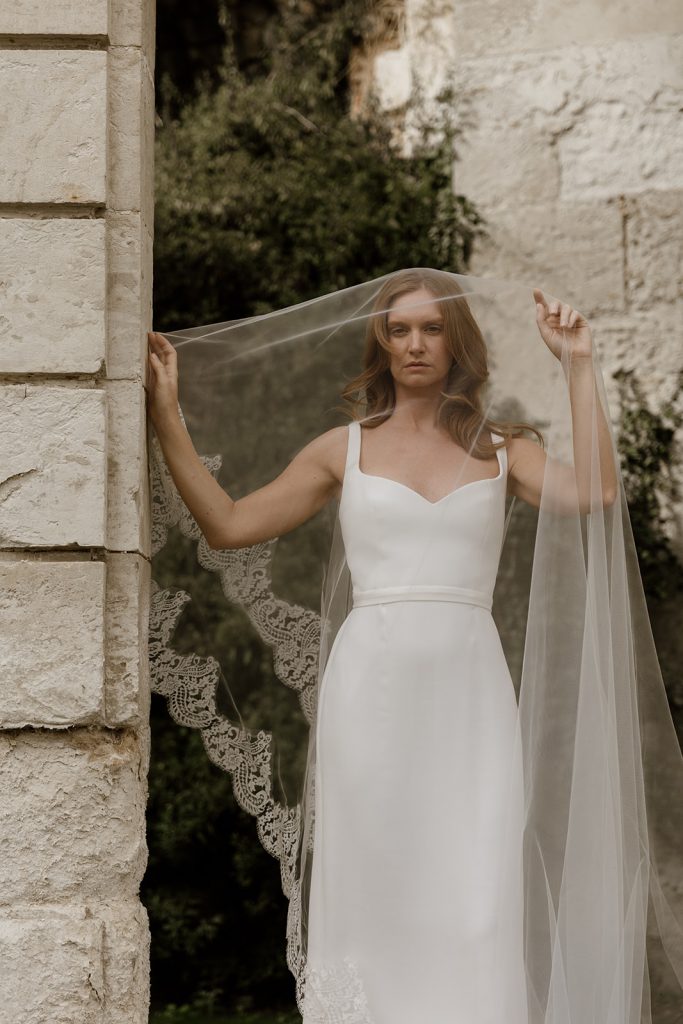 robe minimaliste structuré en crepe de soie et son voile de mariée en dentelle de calais