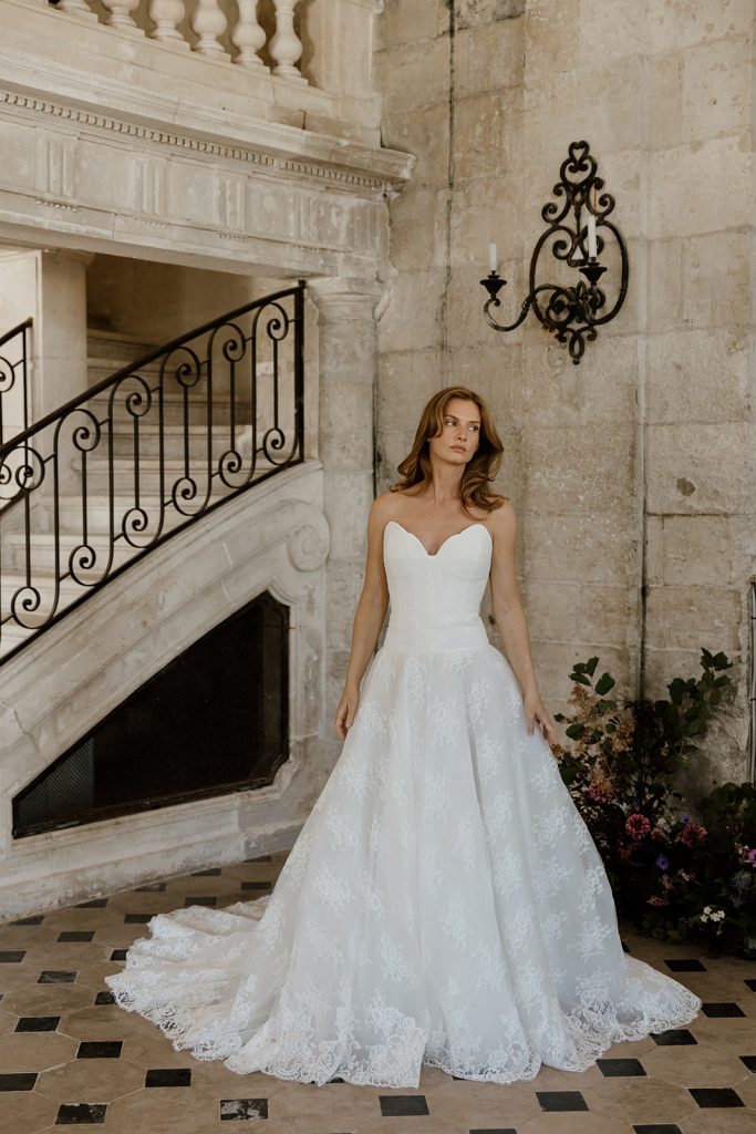 robe de mariée bustier taille basse volume princesse en dentelle de calais