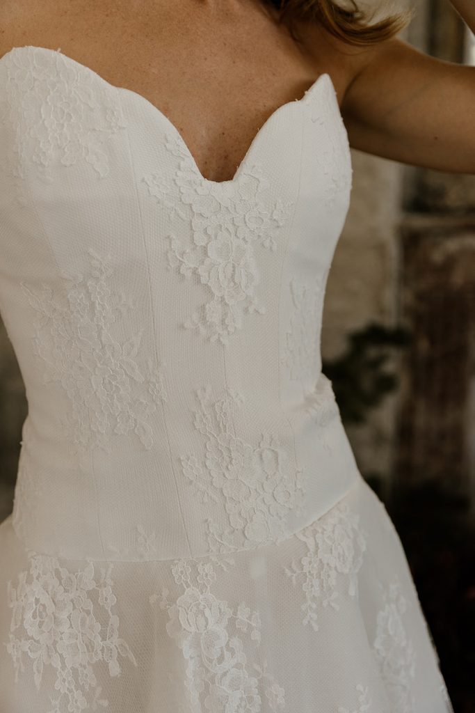 detail du bustier taille basse festonné de la robe de mariée en dentelle de calais