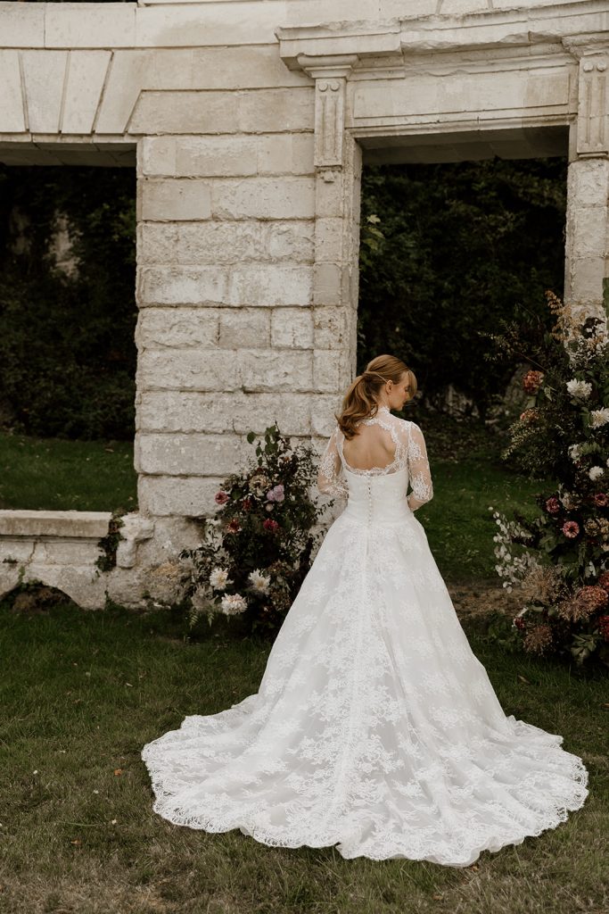 dos de la robe de mariée en dentelle de calais volume princesse avec grande traine et dos nu