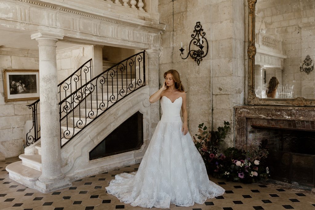 robe de mariée bustier taille basse et volume princesse en dentelle de calais dans un château
