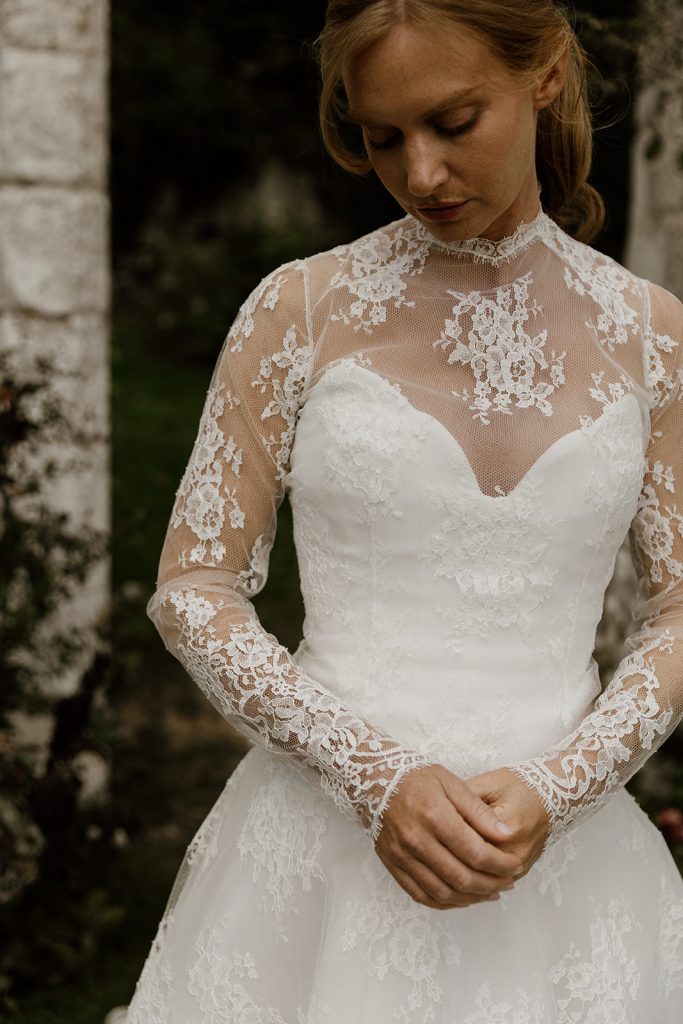 corsage col montant et manches longues en dentelle de calais sur robe bustier festonné