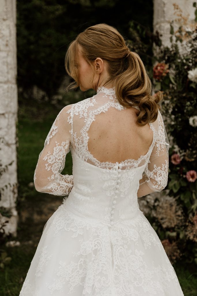 detail du dos nu et col montant en dentelle de calais de la robe Eleanor