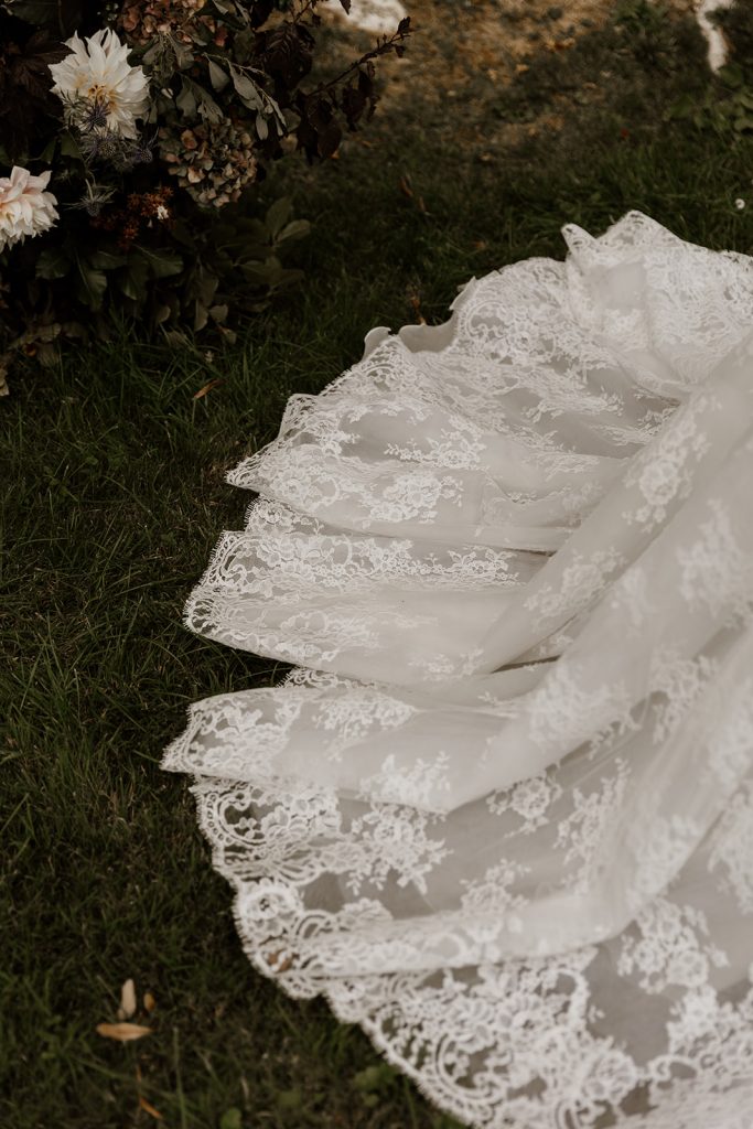 detail de la traine de la robe de mariée Eleanor en dentelle de Calais