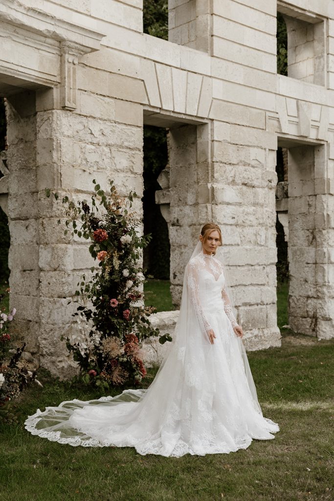robe de mariée voulume princesse en dentelle de calais manches longues et col montant