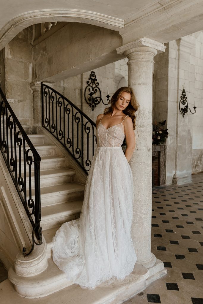 robe de mariée élégante et fluide en dentelle de chantilly col V et bretelles spaghettis