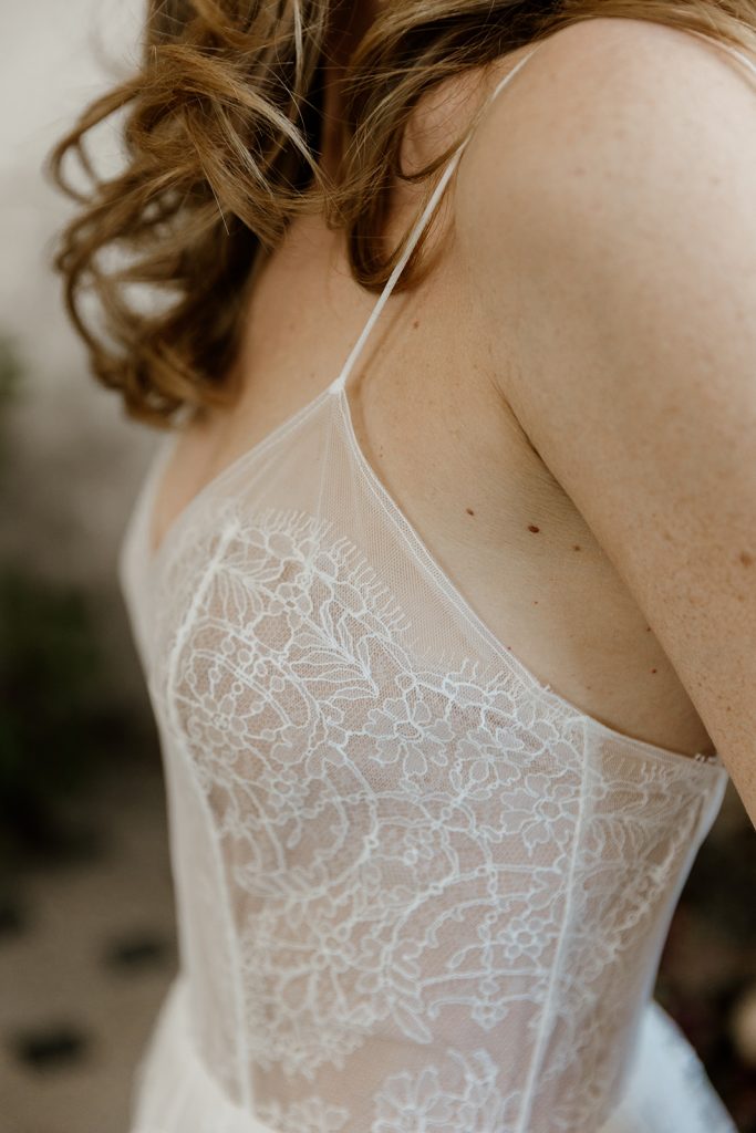 detail du corsage en tulle et dentelle de chantilly decolleté V profond et fines bretelles