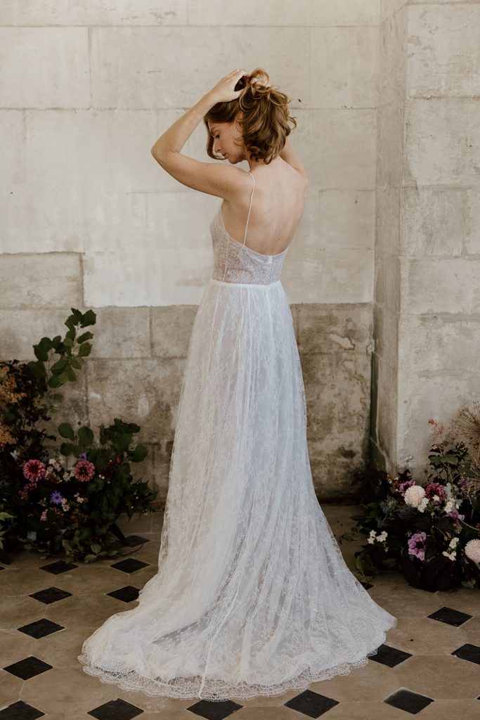 dos plongeant de la robe de mariée esmee en dentelle de chantilly