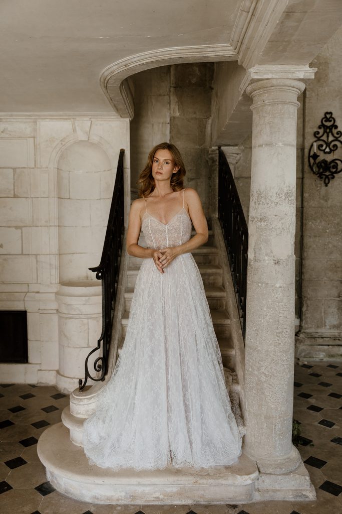 robe de mariée en dentelle de chantilly décolleté V fines bretelles