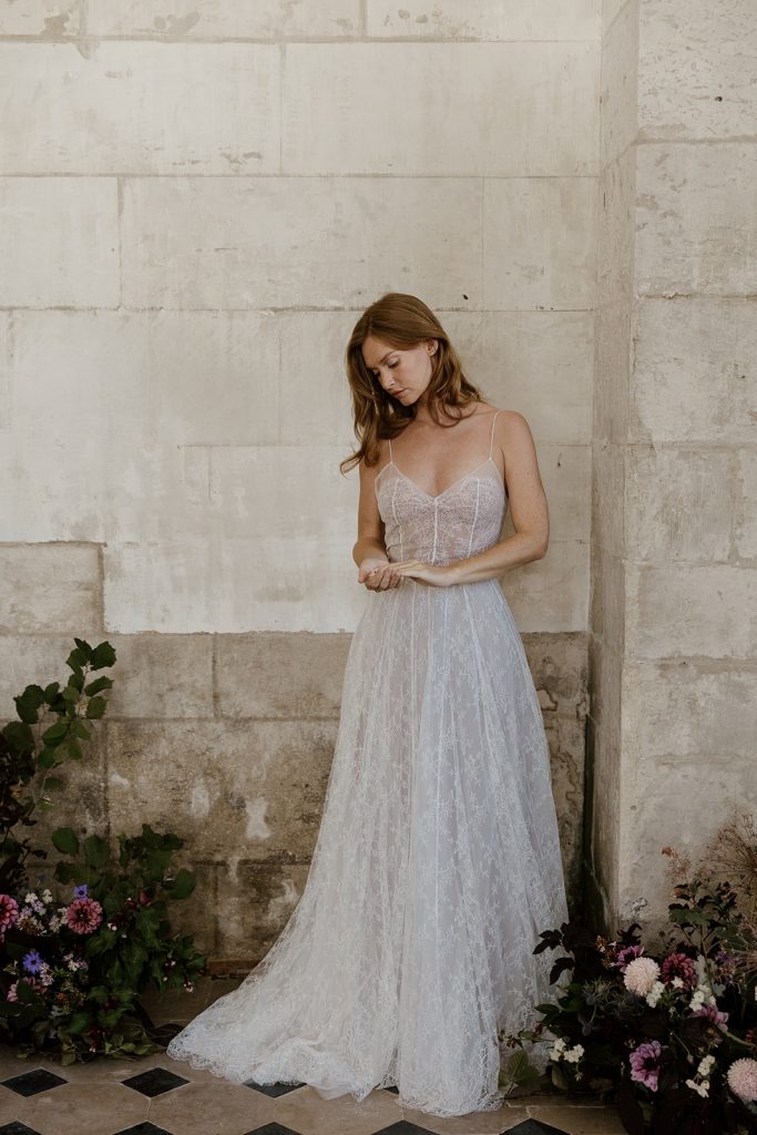 robe de mariée en dentelle de chantilly décolleté V plongeant et fines bretelles vue de face