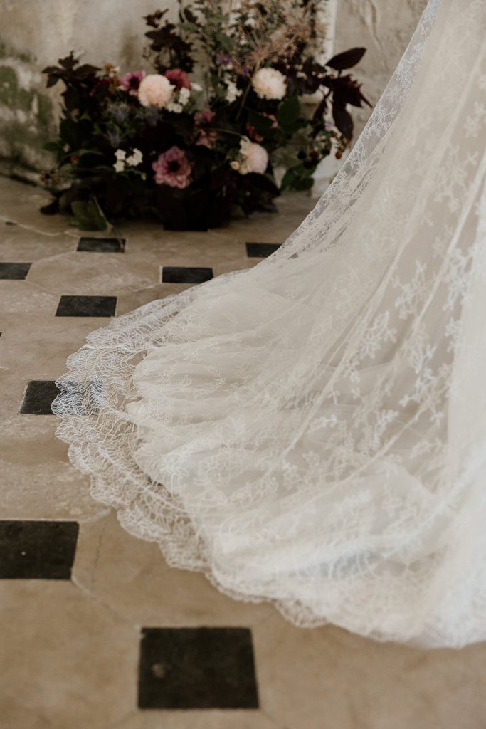 detail de la traine en dentelle de Chantilly de la robe de mariée Esmee