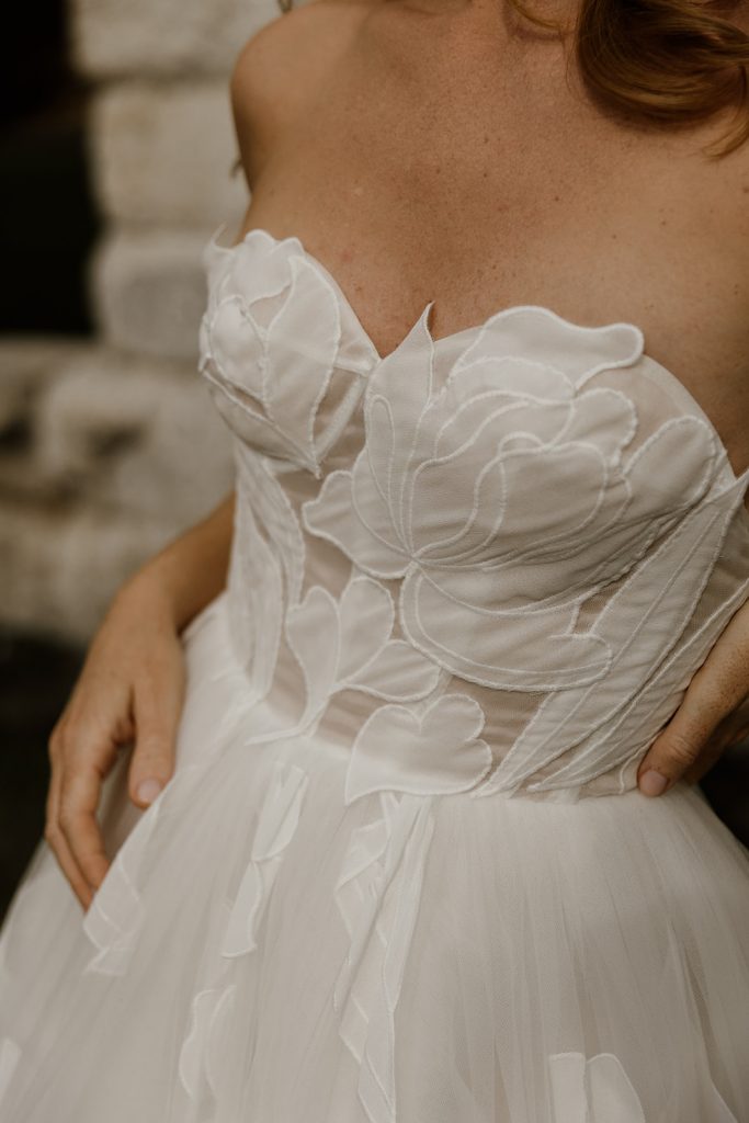detail du bustier de la robe de mariée flora en tulle brodé appliqué a la main